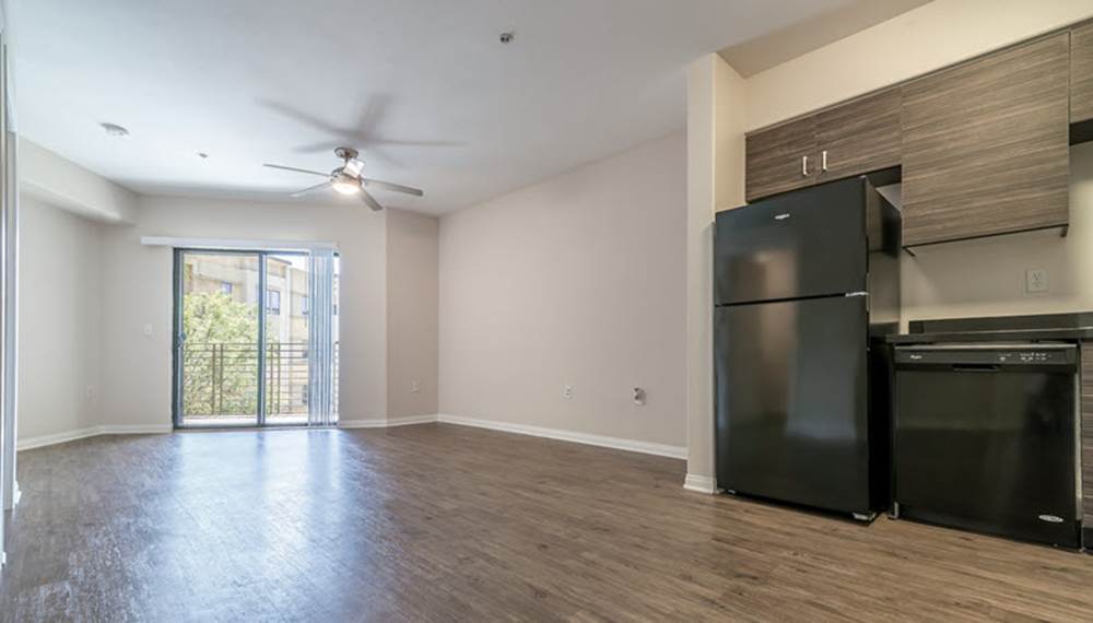 5600 Wilshire Studio Apartment with full kitchen and hardwood floors