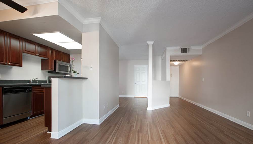 Tiffany Courts Studio with full kitchen and hardwood floors