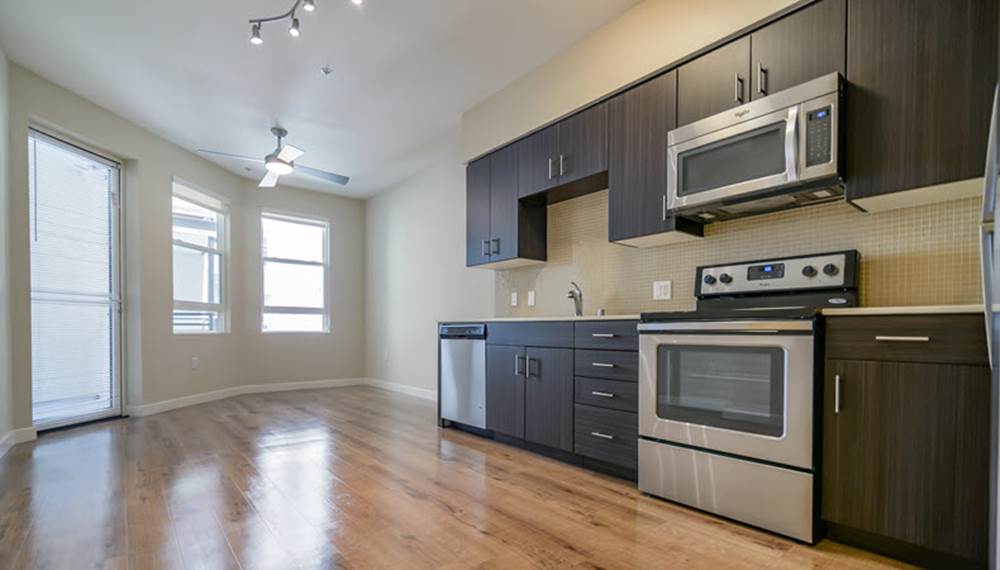 Wilshire La Brea Studio Apartment with full kitchen and hardwood floors