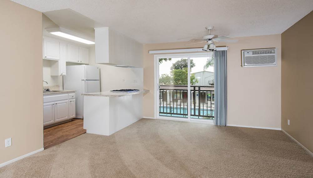 Haver Hill Studio with Full Kitchen, AC, and Pool View