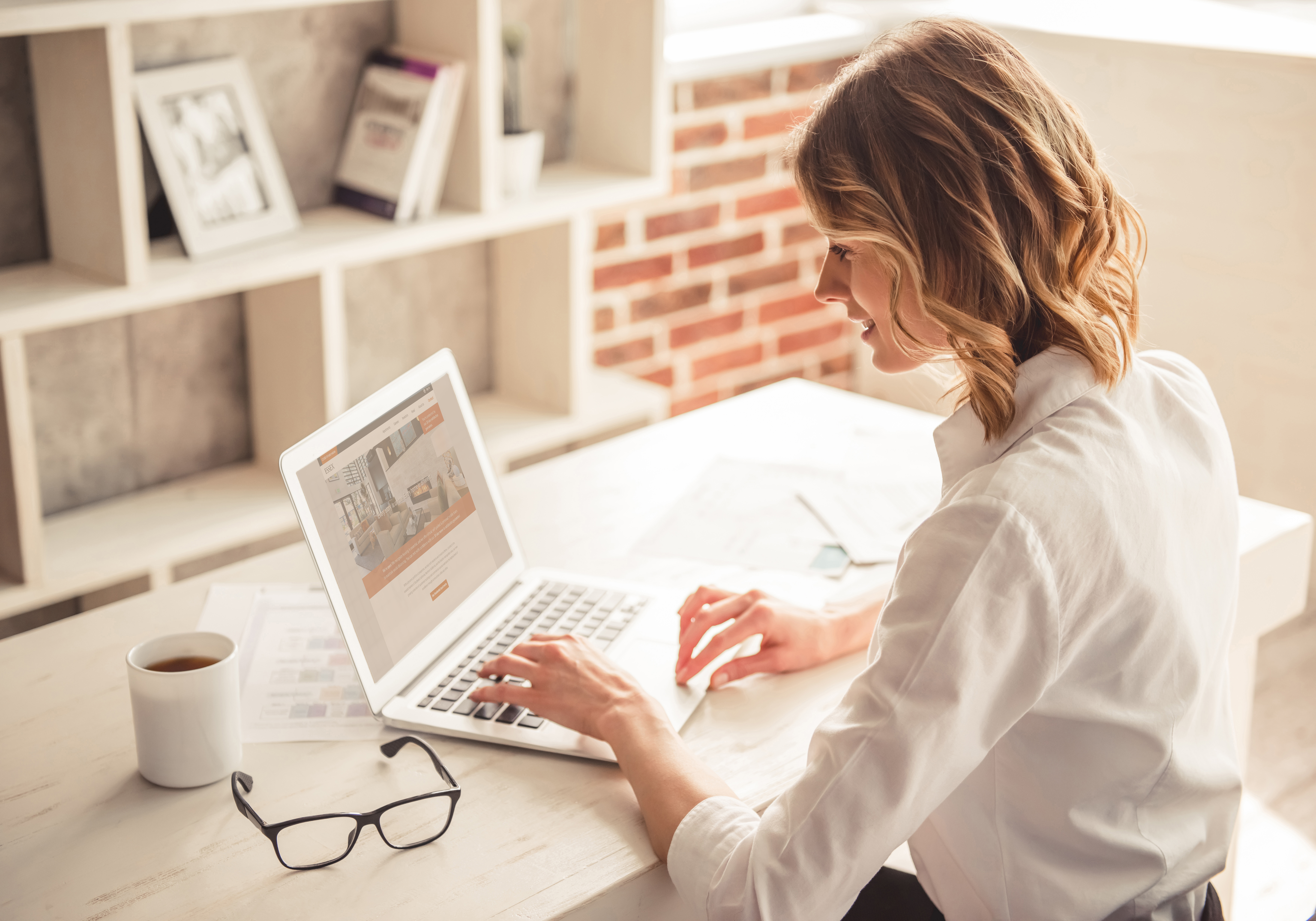 Business woman working from her apartment home.